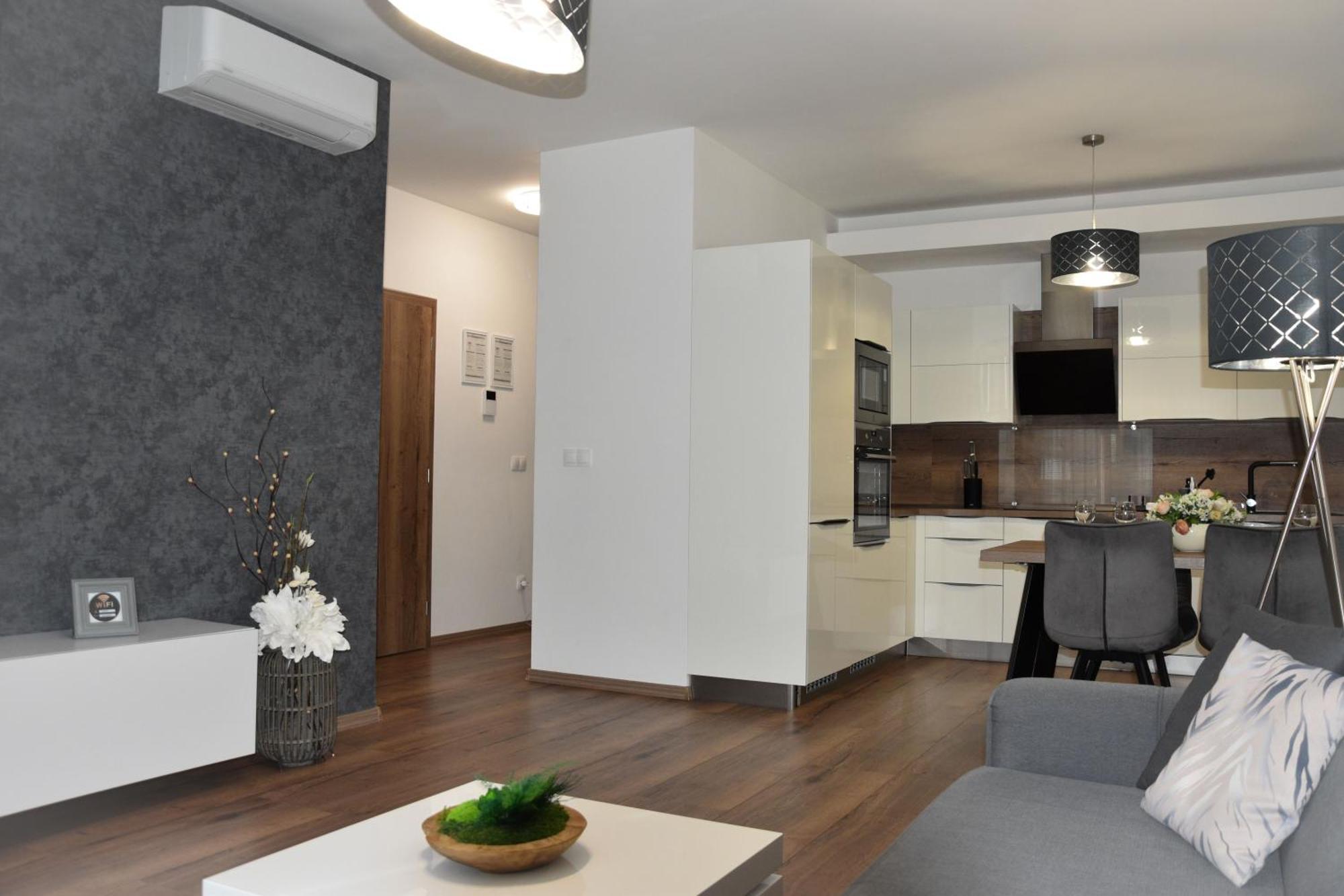 Taban Halifax Apartment - City Center & Free Parking Nitra Eksteriør billede