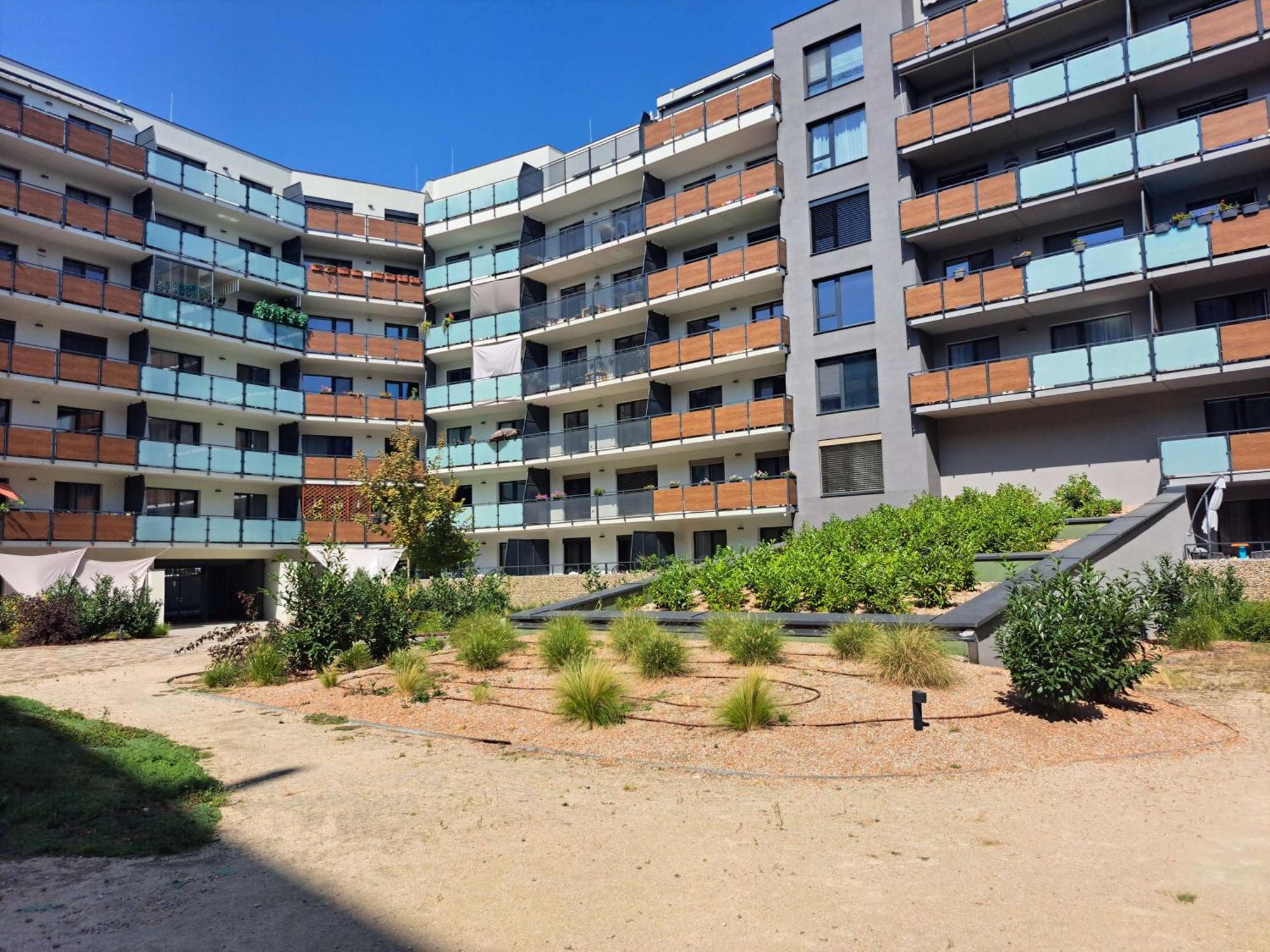 Taban Halifax Apartment - City Center & Free Parking Nitra Eksteriør billede